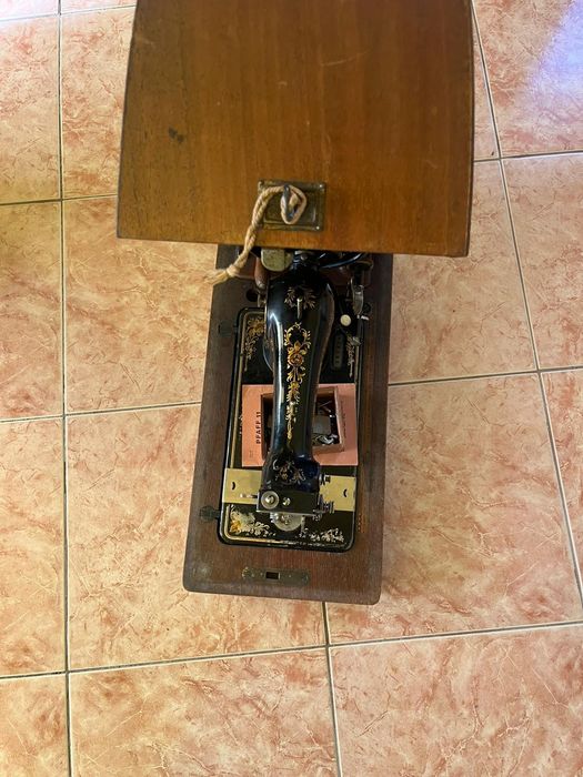 Acesta este o mașină de cusut Pfaff 11 de epocă