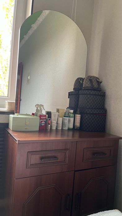 Зеркало с тумбой