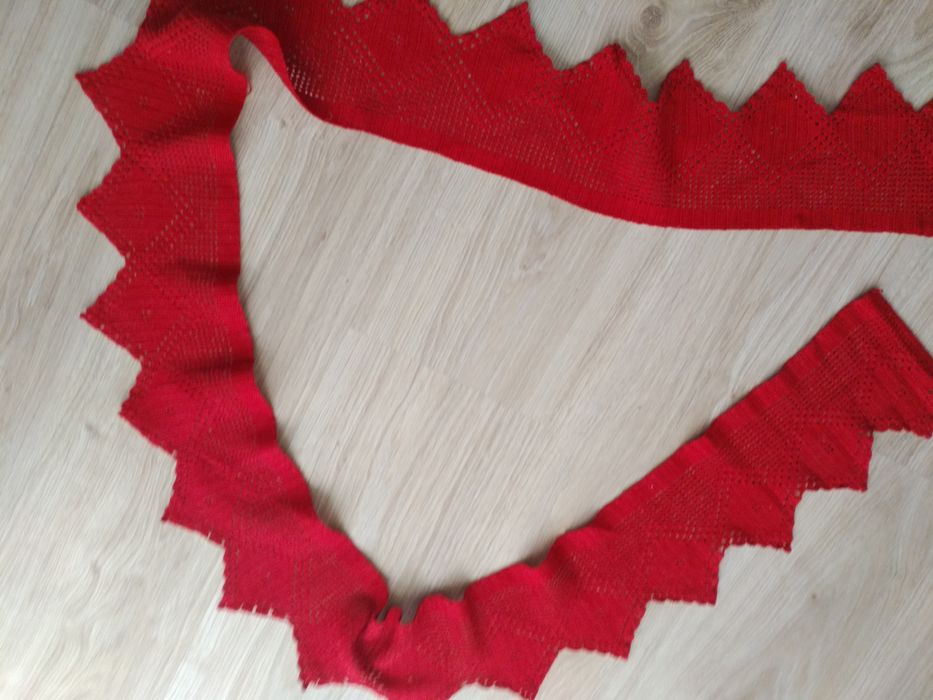 Стара Червена плетена дантела