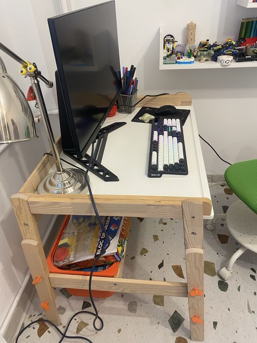 Birou FLISAT si scaun VIMUND de la IKEA