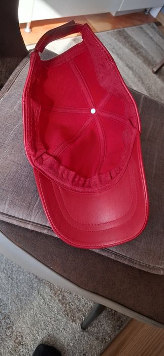 Șapcă de damă culoarea roșie