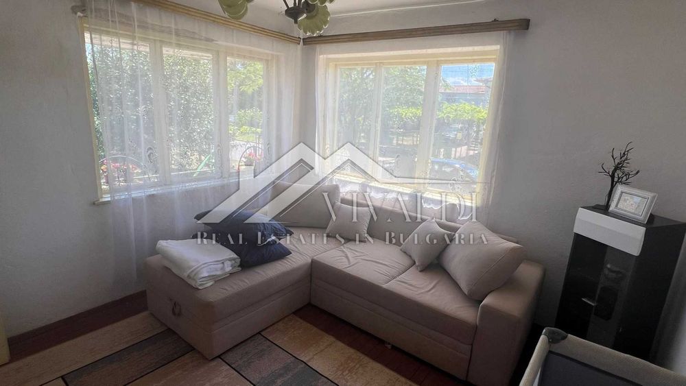 Къща с двор 1050 кв.м в центъра на с. Бенковски, ток, вода