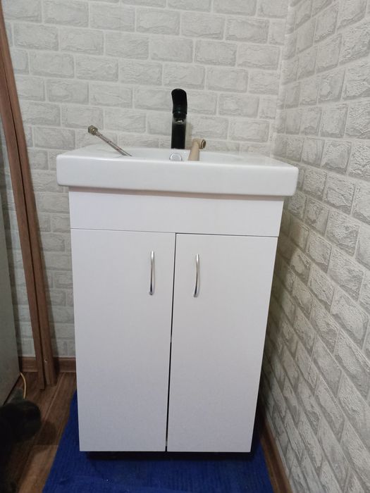 Продам умывальник со шкафом