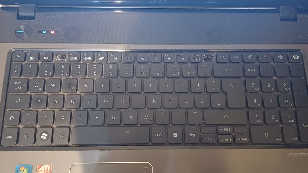 Ноутбук с зарядкой