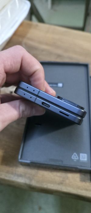 Samsung Galaxy Z Flip 7 – 256 GB, 12 GB RAM – nou, garanție 2 ani