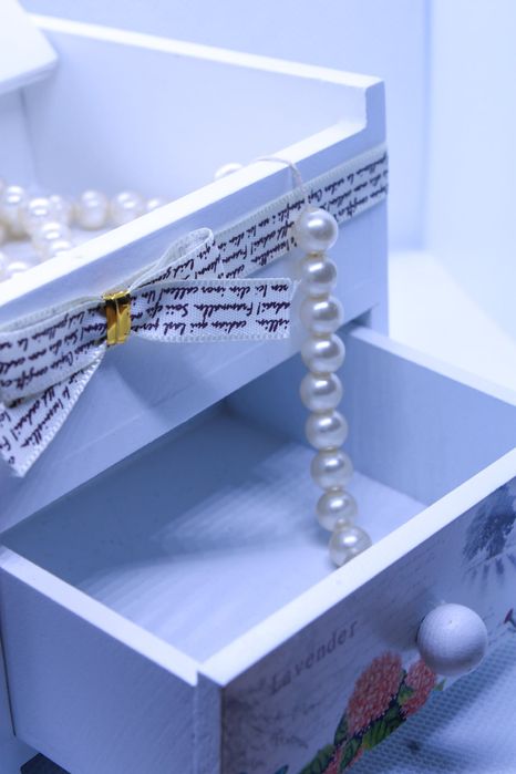 Бяла кутия за бижута