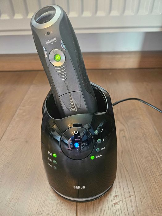 Aparat de ras Braun Series 7 7865cc + Stație Curățare Clean&Charge, Stare Foarte Bună