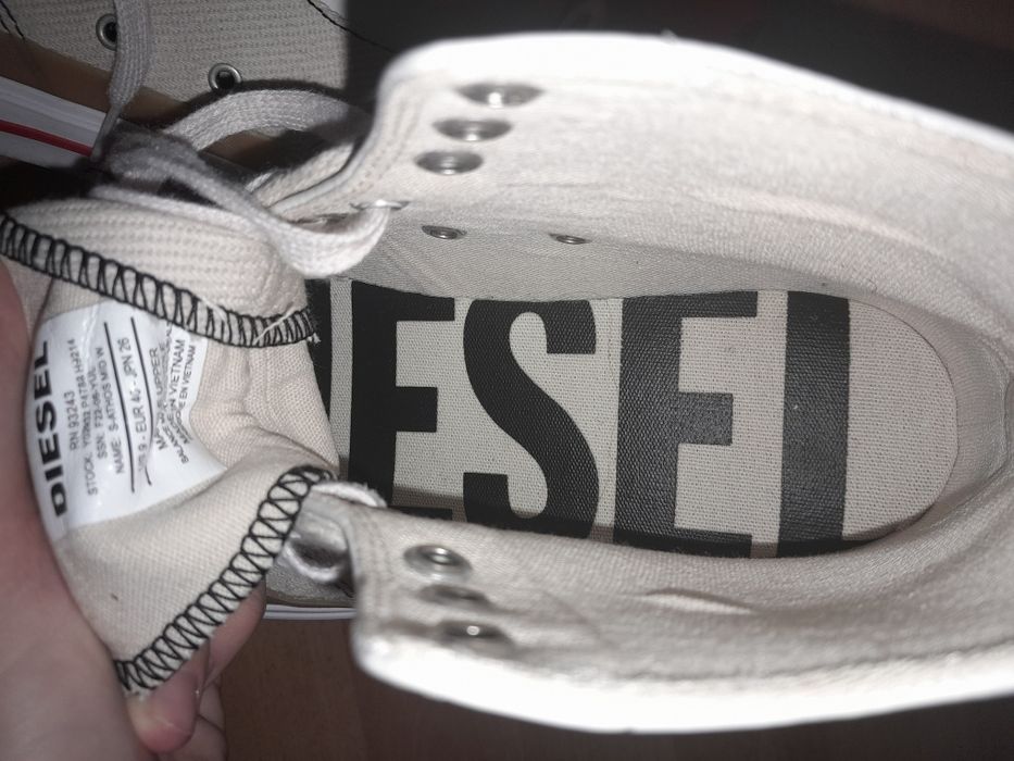Adidasi diesel, aproape noi