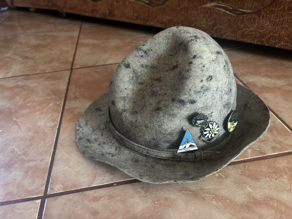 Palarie vinatge cu insigne