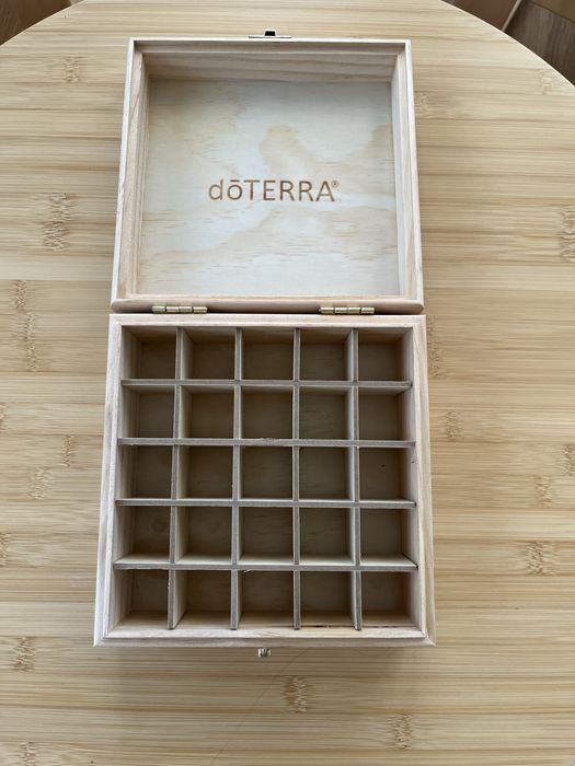Дървена кутия с логото на doTERRA + възможност за добавяне на масла (On guard 5 ml + Oregano 5 ml)