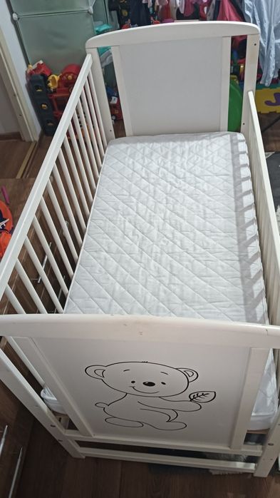 Vând pătuț din lemn cu saltea de cocos