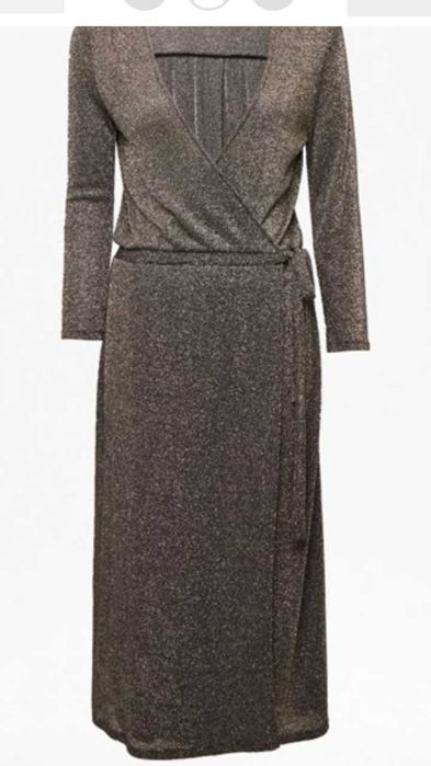 Нова блестяща коктейлна рокля с прихлупване и дълбоко деколте