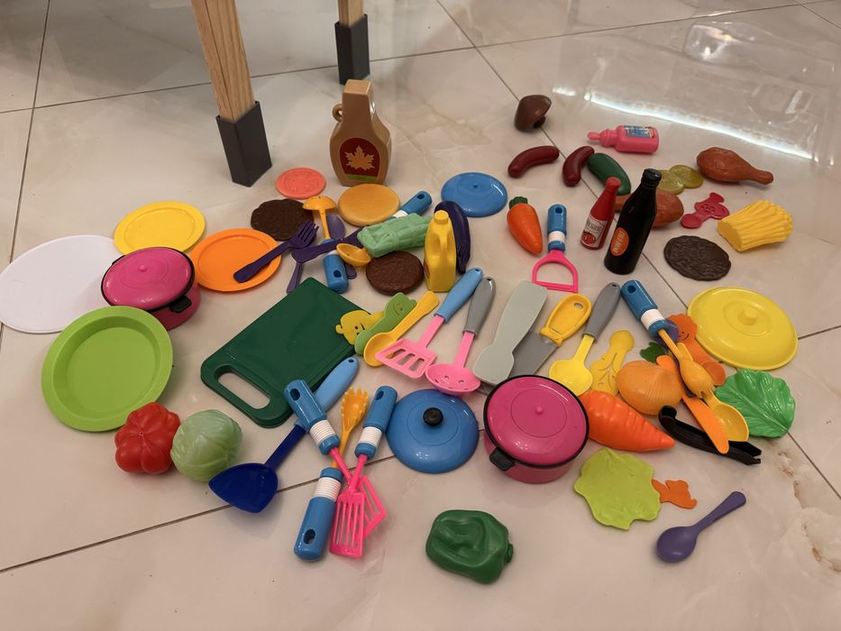 Дървена кухня със звук и светлини