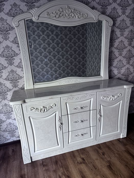 Спальний гарнитур сотилади