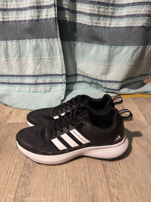 Кроссовки новые Adidas