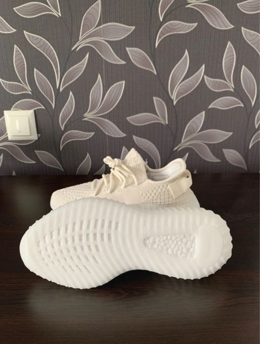 Yeezy 350 noi cu eticheta
