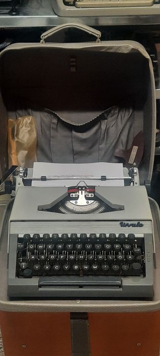 Mașină de scris Erika Ursula impecabilă