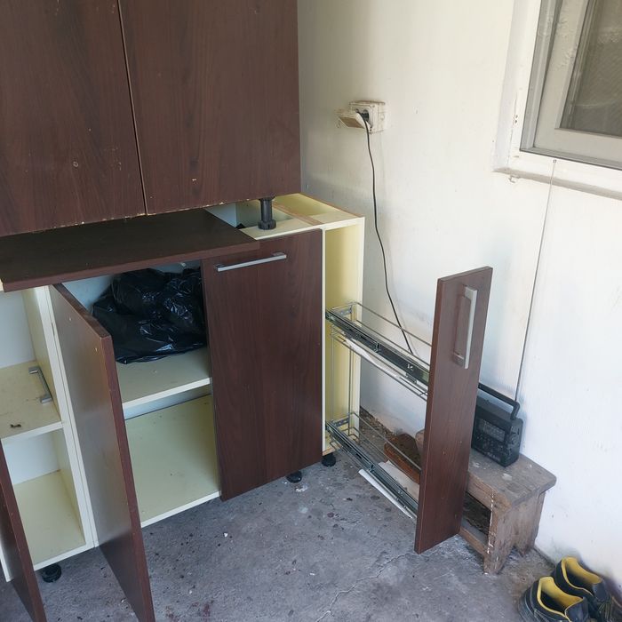 vind bucatarie folosita inclusiv plita pe gaz.