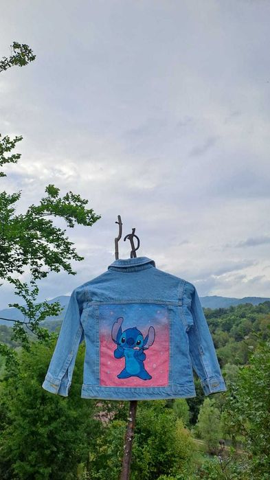 Geacă din denim pentru copii pictată manual cu Stitch