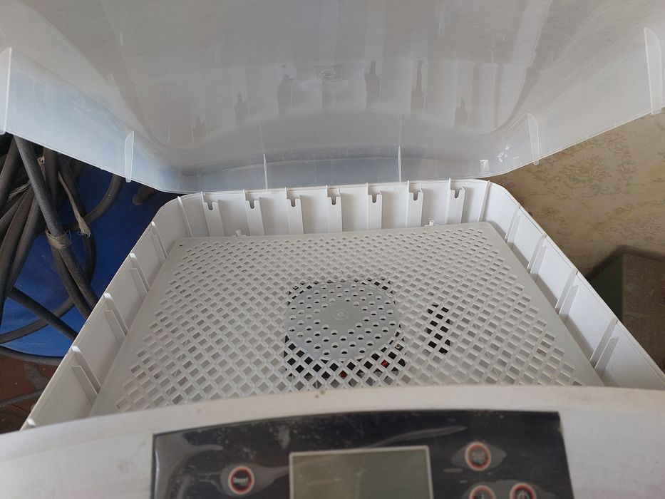 Инкубатор продам