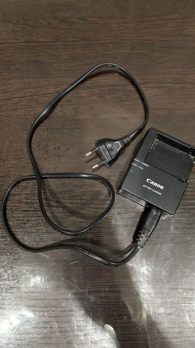 Продам камеру Canon EOS700D