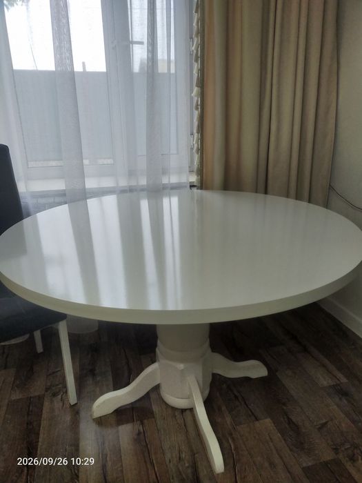 Кухонный стол 1. 200 м на 1.200м