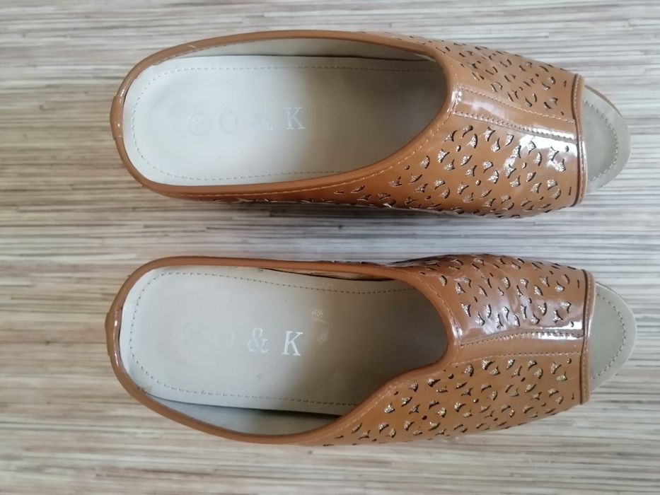 Продам женскую обувь.