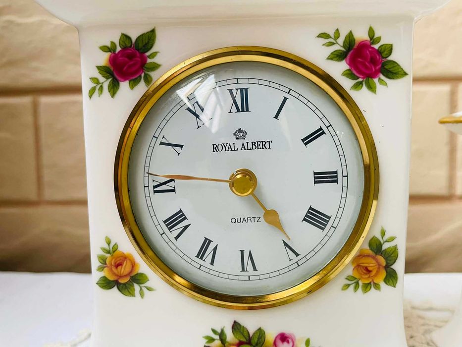 ROYAL ALBERT красив часовник от Англия от костен порцелан