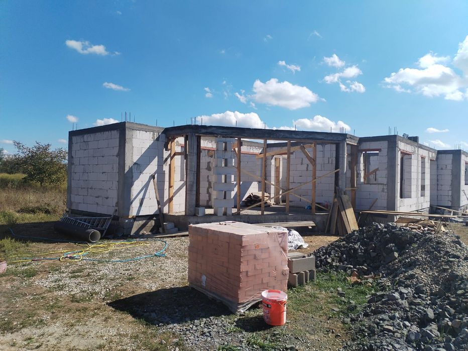 Executăm case la rosu acoperișuri modificări placări polistiren