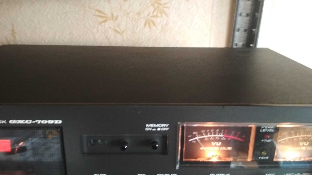 Музикална уредба Akai - усилвател, тунер и триглав дек