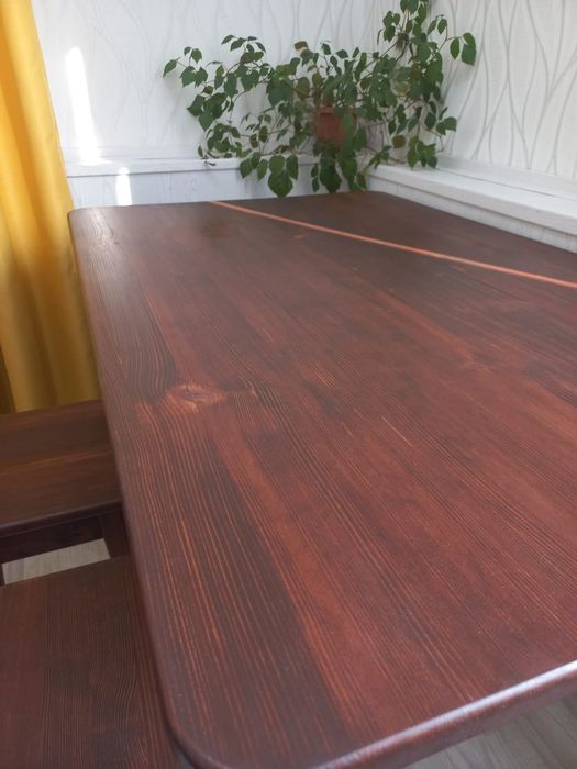 Деревянный стол с табуретками. Стол из дерева.