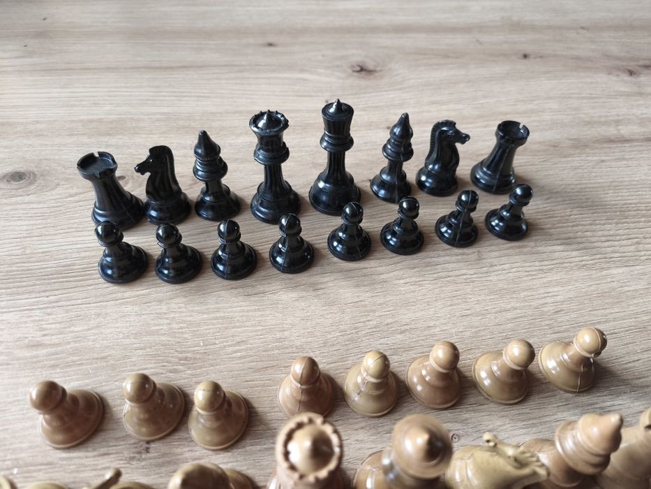 Бакелитени Шах фигури от соца ( бакелит )
