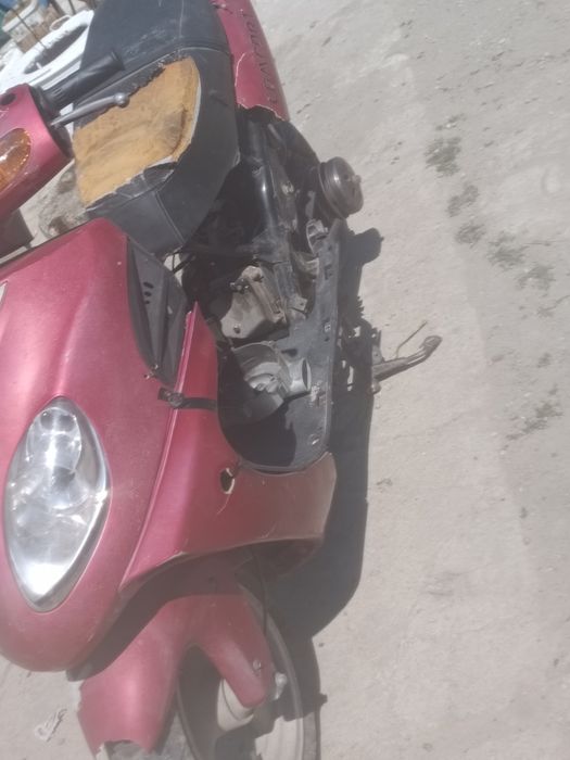 Vând scuter galerii 120cc150cc nu știu exact decât e că nu mă pricep bine la ele preț 750lei