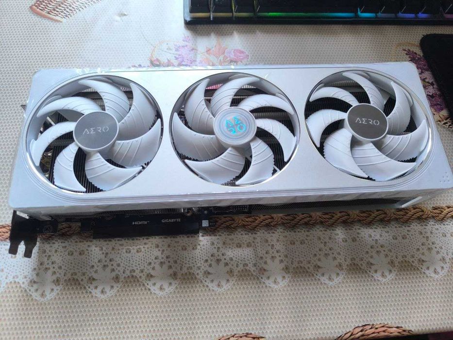 Продам НОВУЮ Видеокарту Gigabyte AERO OC RTX5070 12Gb ГОД ГАРАНТИИ