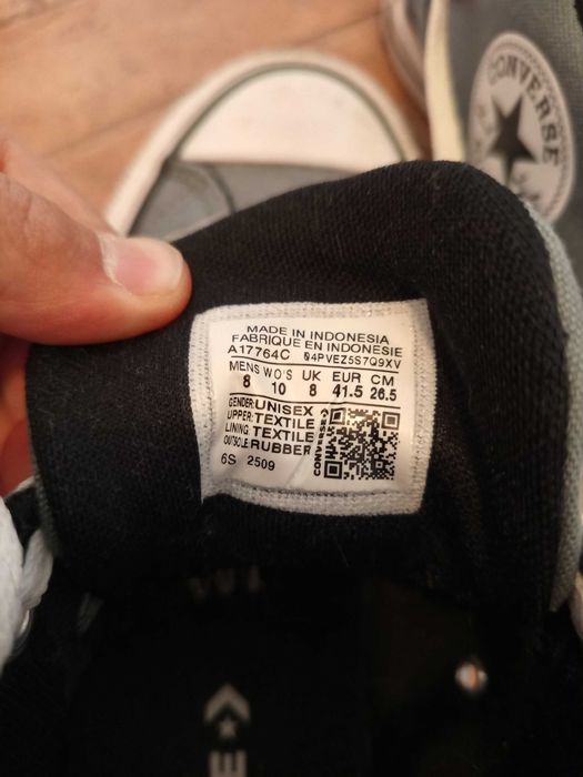 Обувки Converse.