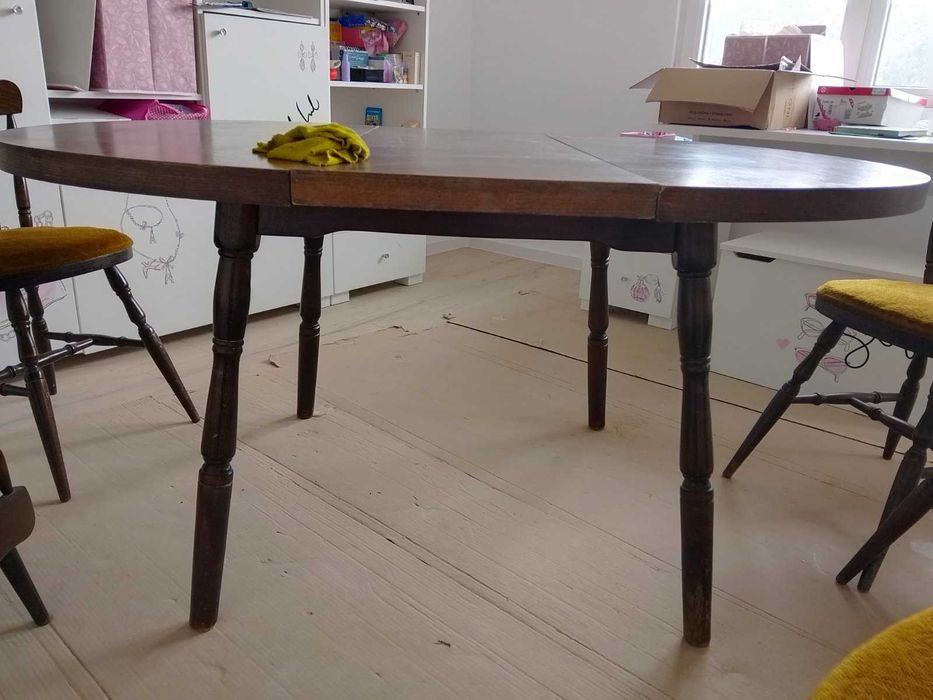 Трапезна маса и столове