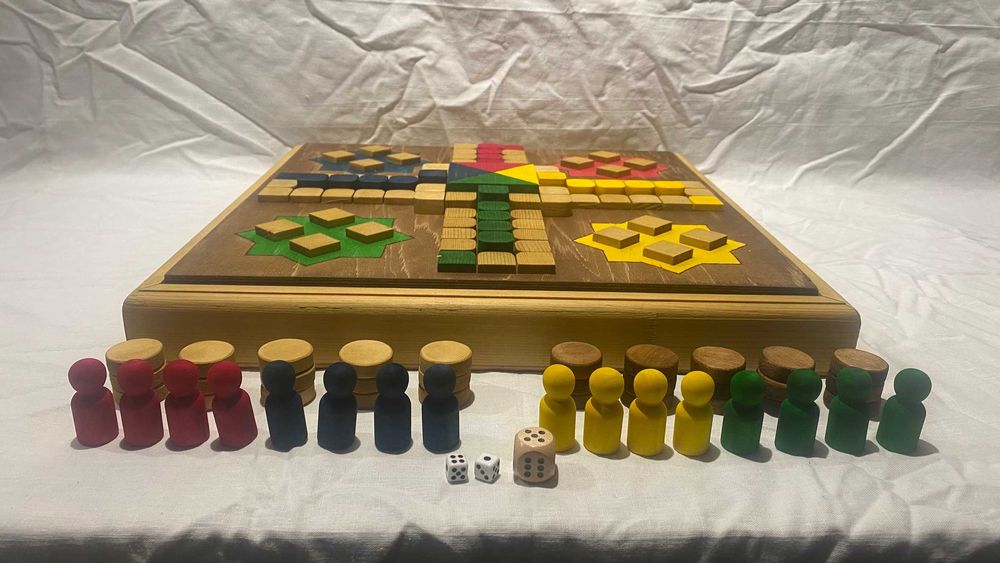 Продавам дървена игра 3 в 1, Не се сърди човече, дама и табла. Нова.