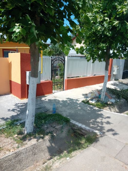 Casa de vanzare la curte comuna Glina