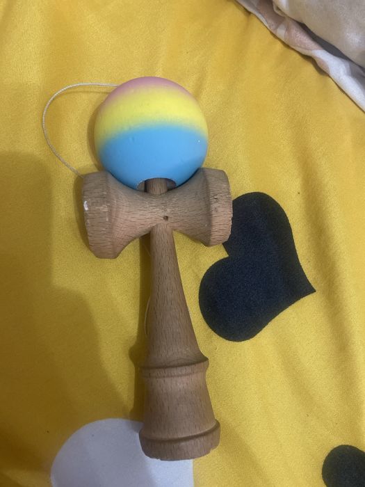 Kendama in stare buna cu grip de incepatori si ata mica! Care trebuie schimbata