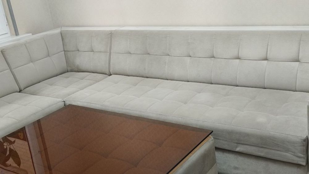 Мягкий угловой диван.