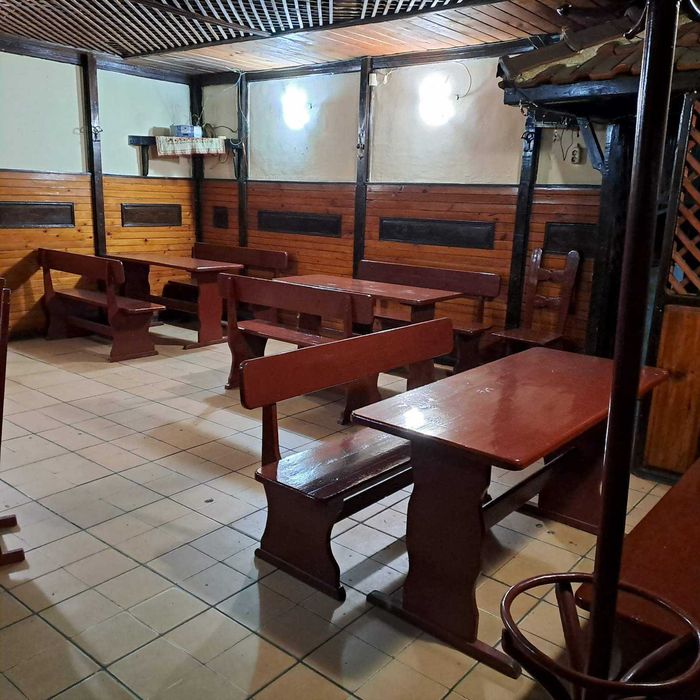 Продавам комплекти от дървени маси и пейки, столове, масивно дърво