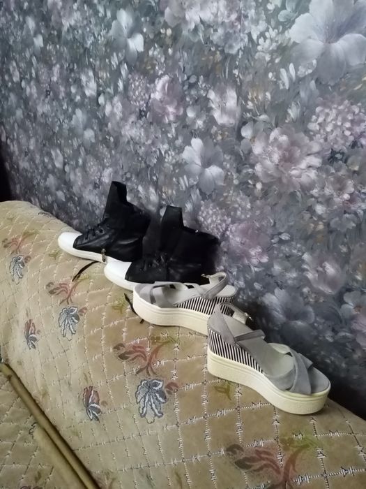 Ботинки  чёрные, босоножки