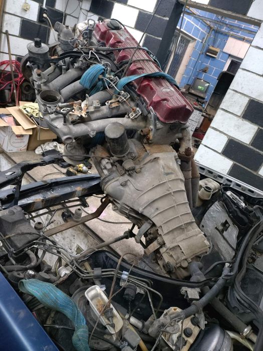 Двигател Мерцедес 2.6 м103 +ск кутия