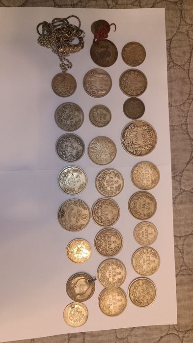 Монети, писалки и часовник.  Всичко общо  - 749 лв.