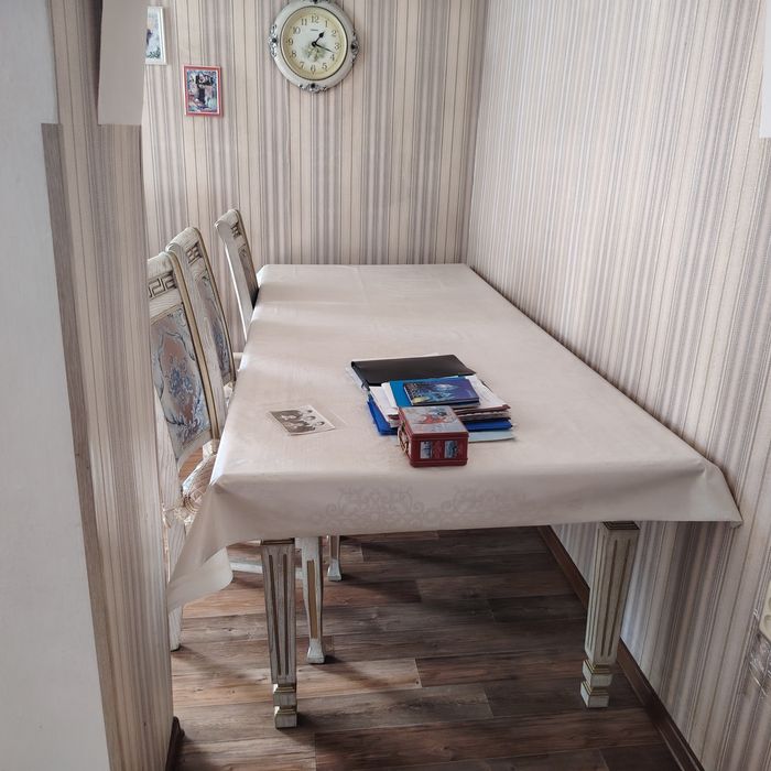 Стол со стульями