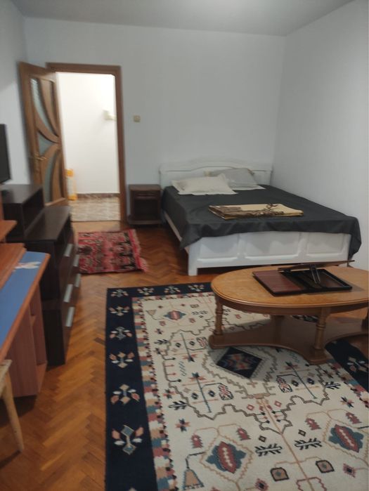 Închiriez apartament Piața Centrală