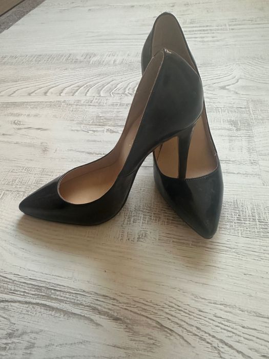 Продавам черни лачени токчета