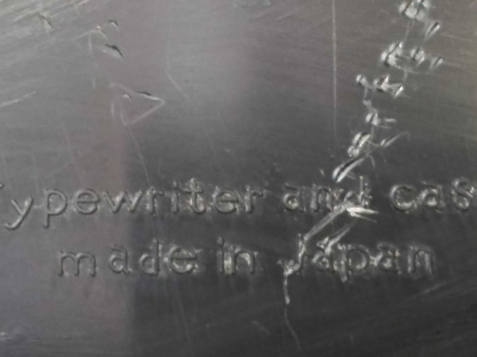 Киномашина Bauer T 10 R и стара японска пишеща машина. .