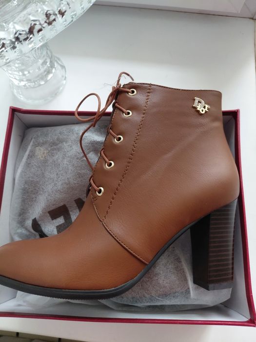 Продам   ботильоны кожаные 40 размер