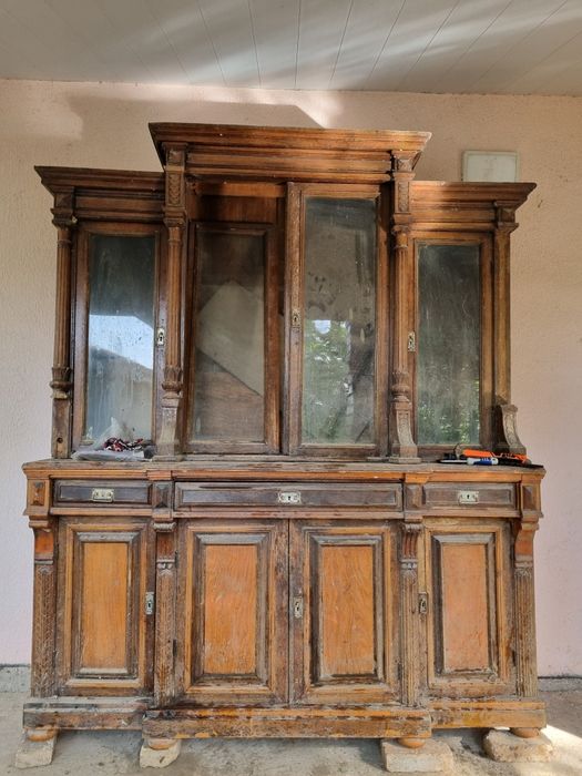 Продаётся антиквар буфет и болшй тумба прихожий зеркало